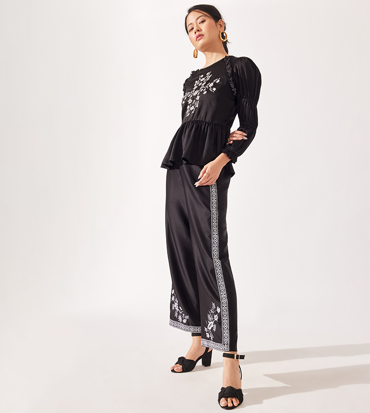 توب بأكمام منفوخة