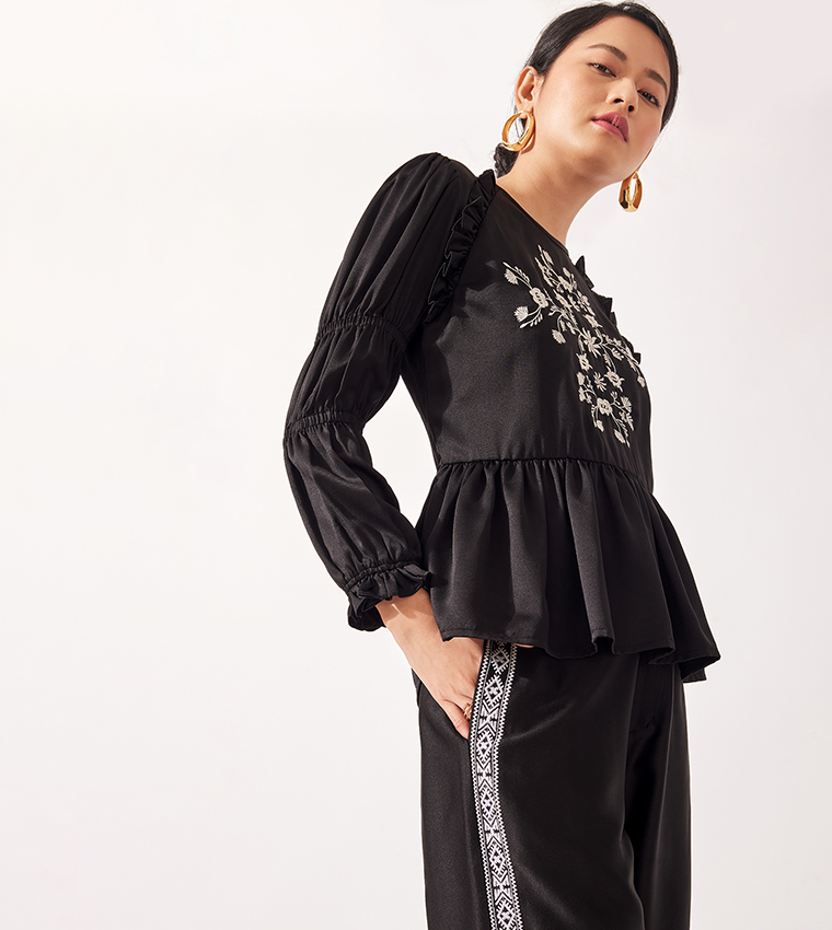 توب بأكمام منفوخة