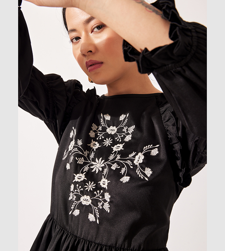 توب بأكمام منفوخة