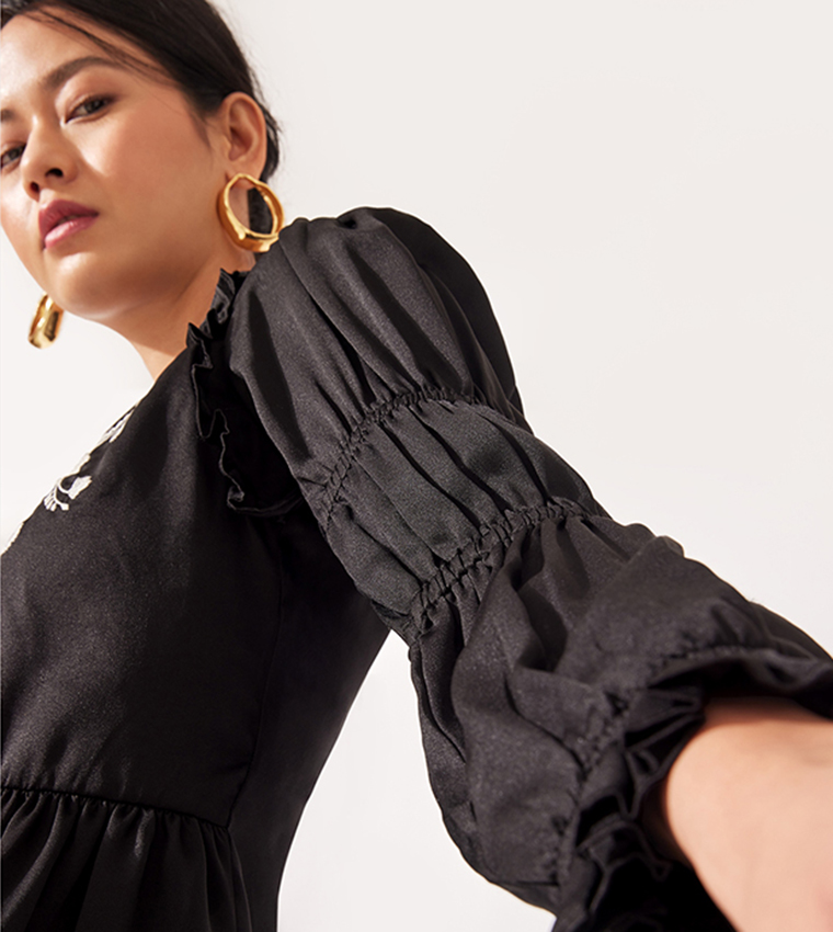 توب بأكمام منفوخة