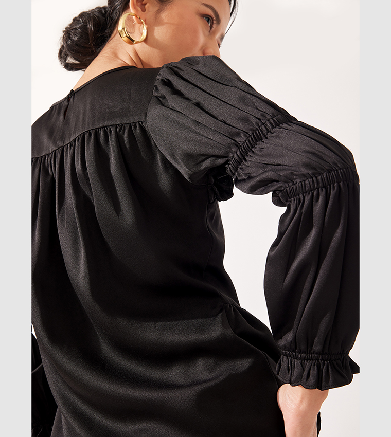 توب بأكمام منفوخة