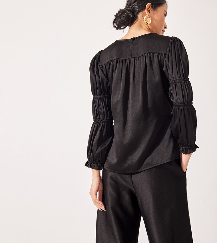 توب بأكمام منفوخة