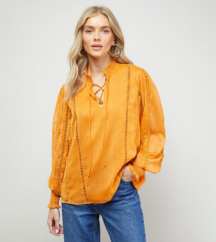 توب شيفون بياقة بربطة وأكمام طويلة