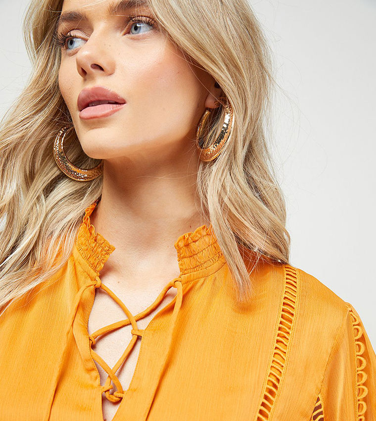 توب شيفون بياقة بربطة وأكمام طويلة