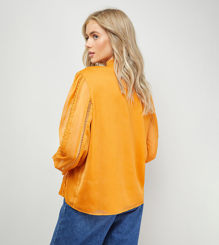 توب شيفون بياقة بربطة وأكمام طويلة