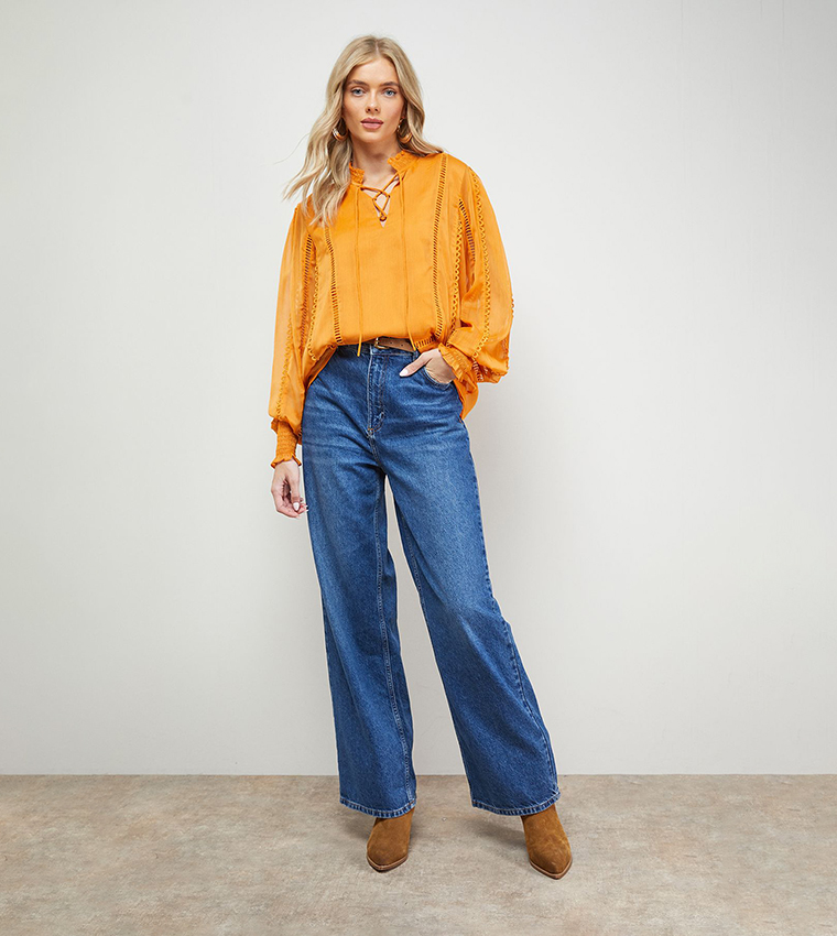 توب شيفون بياقة بربطة وأكمام طويلة