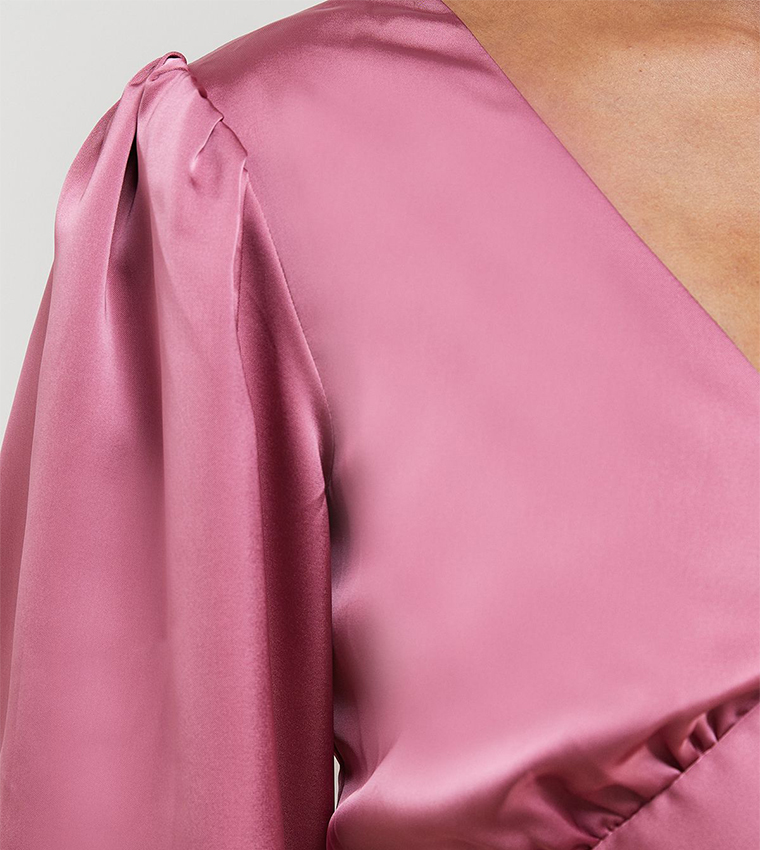 فستان ساتان ميدي بأكمام بالون وياقة V