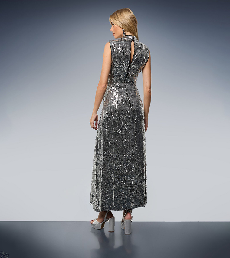 فستان ماكسي بأكتاف مبطنة وياقة عالية وتدخيلات دانتيل 