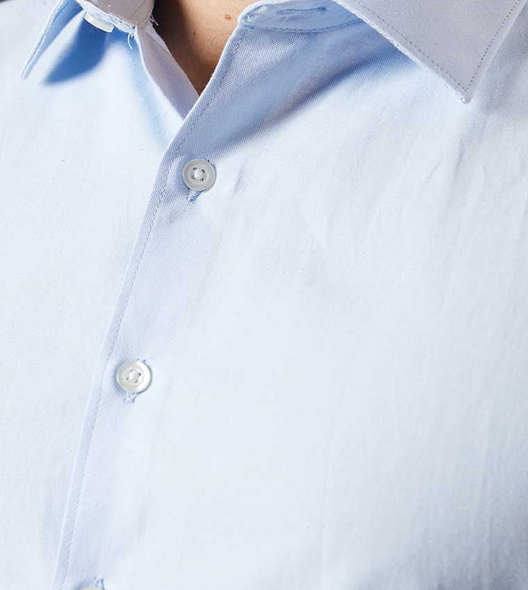 قميص أكسفورد سهل الكي بقصة ضيقة وأكمام طويلة