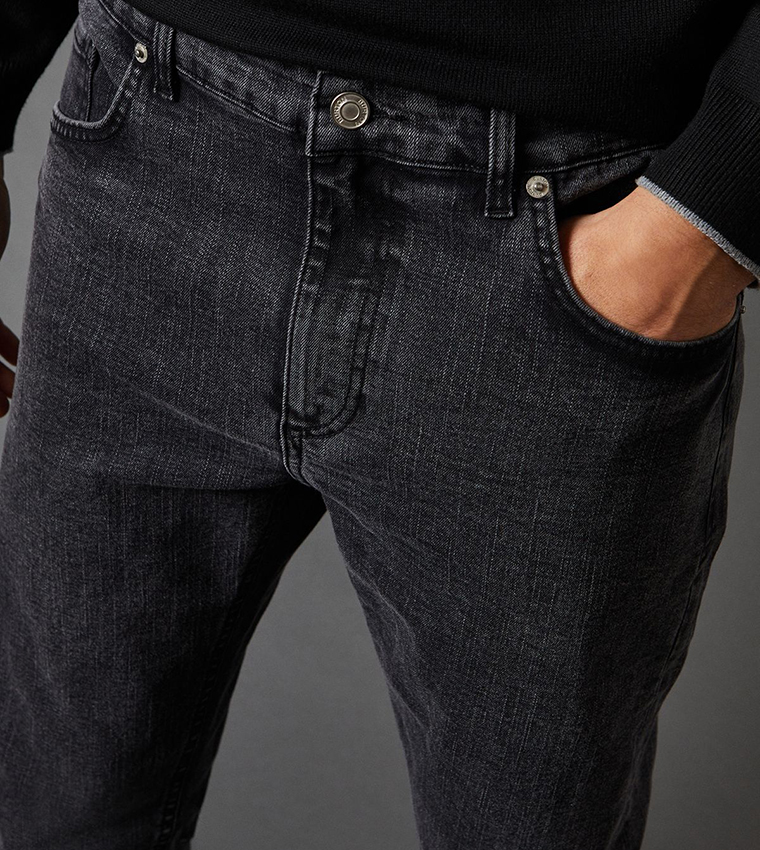 جينز مرن بقصة ضيقة