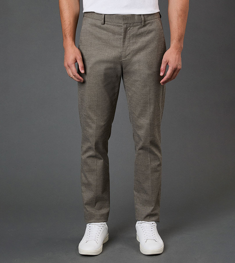 بنطلون بقصة ضيقة 