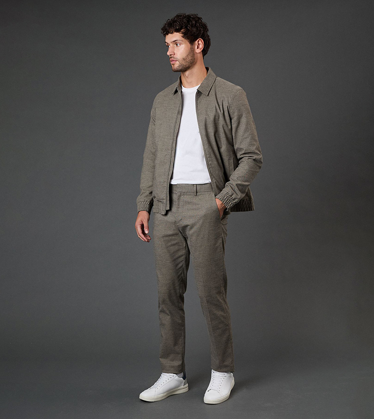 بنطلون بقصة ضيقة 