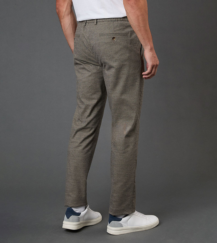 بنطلون بقصة ضيقة 