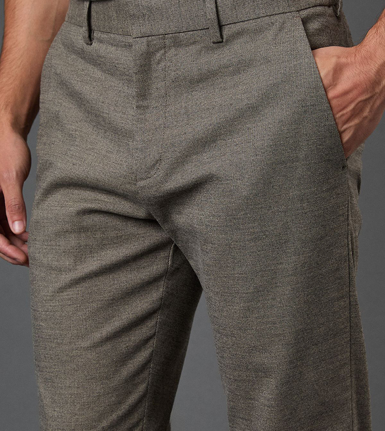 بنطلون بقصة ضيقة 