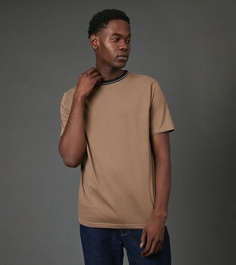 تيشيرت بياقة مستديرة وحواف متباينة 