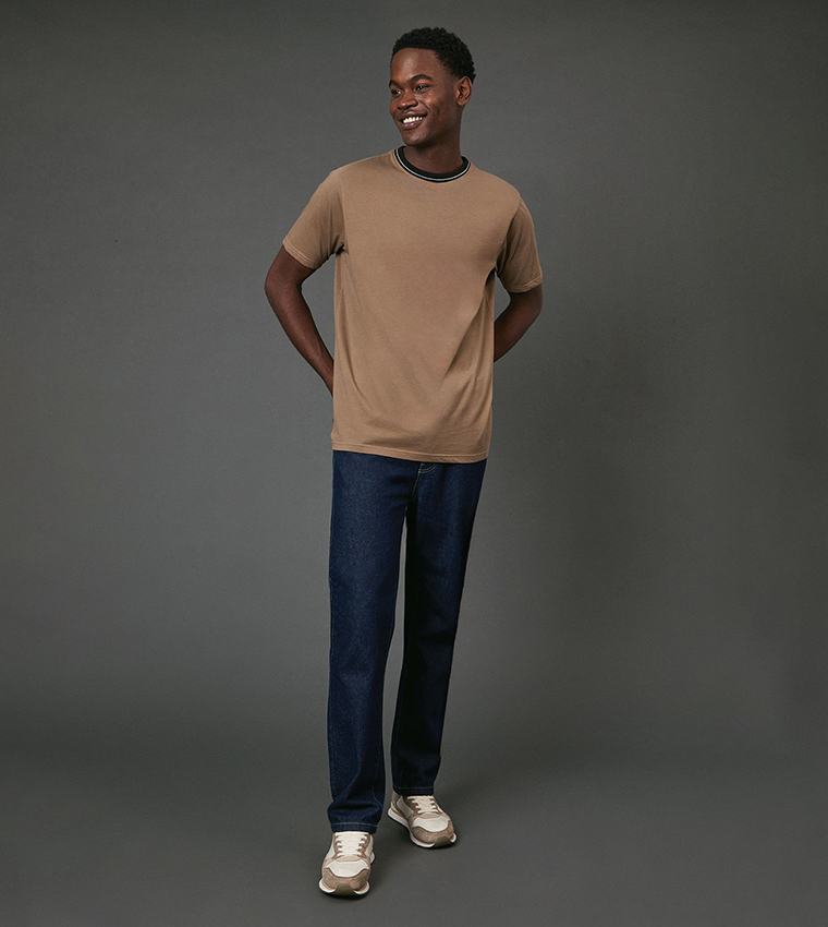 تيشيرت بياقة مستديرة وحواف متباينة 