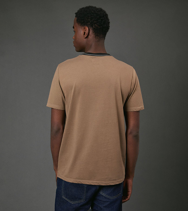 تيشيرت بياقة مستديرة وحواف متباينة 