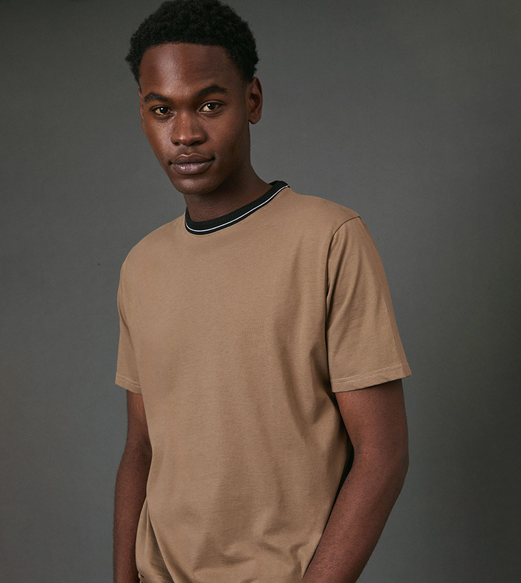 تيشيرت بياقة مستديرة وحواف متباينة 