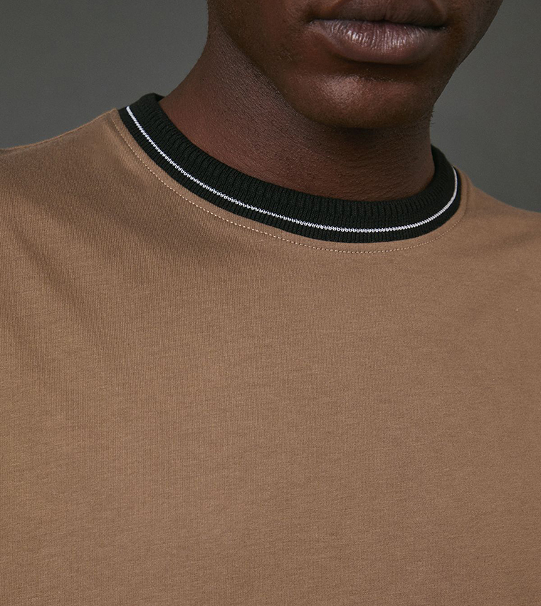 تيشيرت بياقة مستديرة وحواف متباينة 