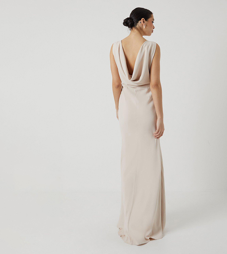 فستان ذيل السمكة برقبة متدلية