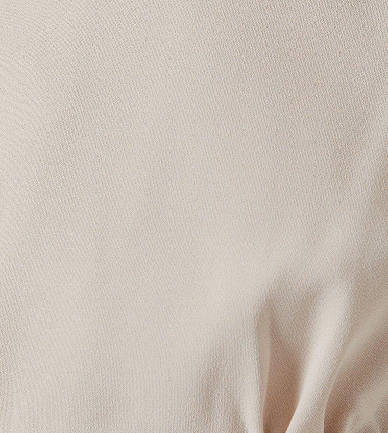 فستان ذيل السمكة برقبة متدلية