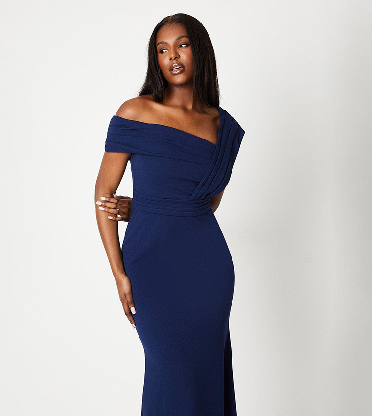 فستان بكتف واحد وكسرات