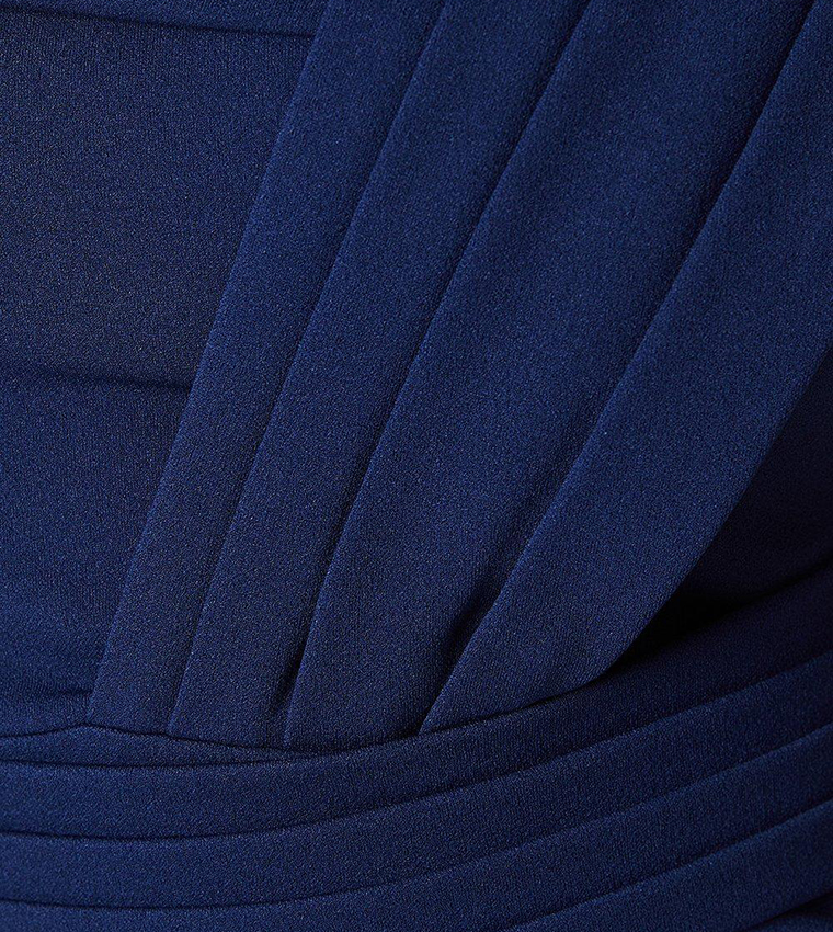 فستان بكتف واحد وكسرات