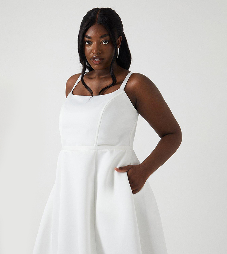 فستان زفاف ساتان بمقاس كبير 