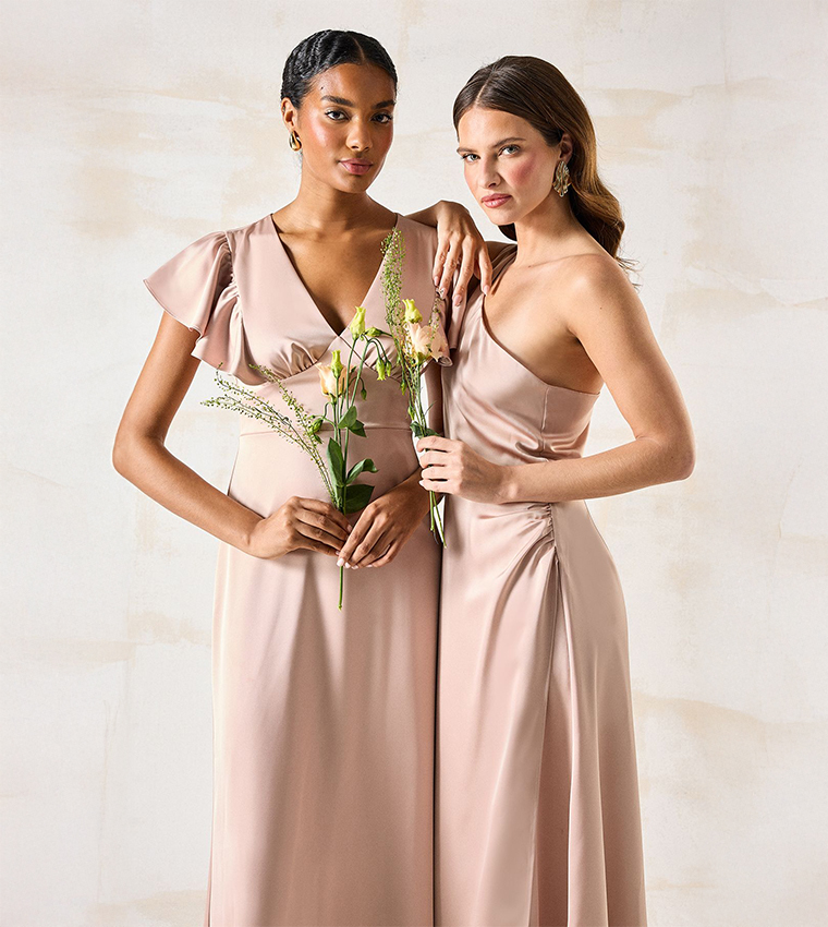 فستان ماكسي ساتان مزخرف بتفاصيل الخصر بفتحة على شكل V