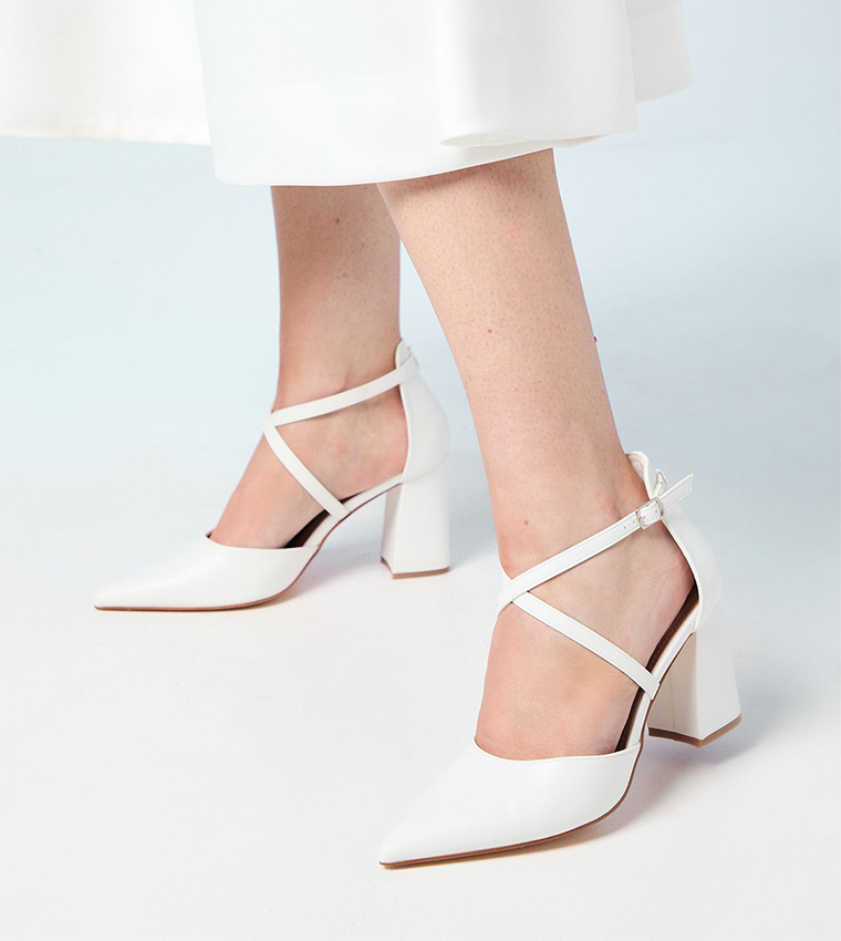 حذاء بكعب عريض ومقدمة مدببة مع شريط متقاطع