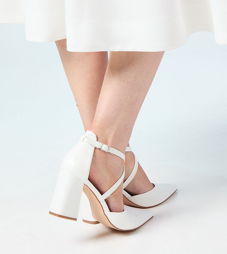 حذاء بكعب عريض ومقدمة مدببة مع شريط متقاطع