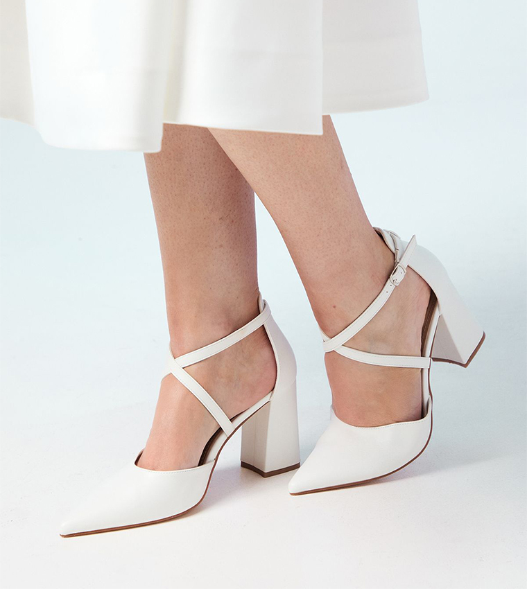 حذاء بكعب عريض ومقدمة مدببة مع شريط متقاطع