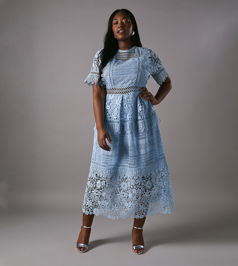 فستان دانتيل ميدي بأكمام قصيرة للمقاسات الكبيرة