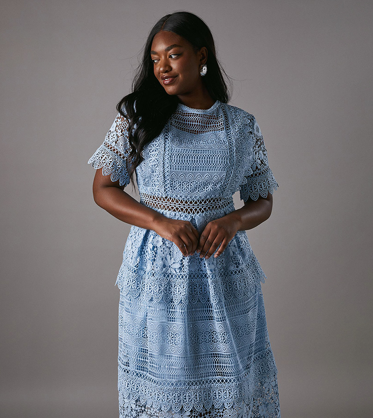 فستان دانتيل ميدي بأكمام قصيرة للمقاسات الكبيرة