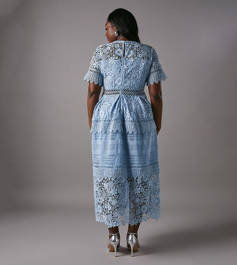 فستان دانتيل ميدي بأكمام قصيرة للمقاسات الكبيرة