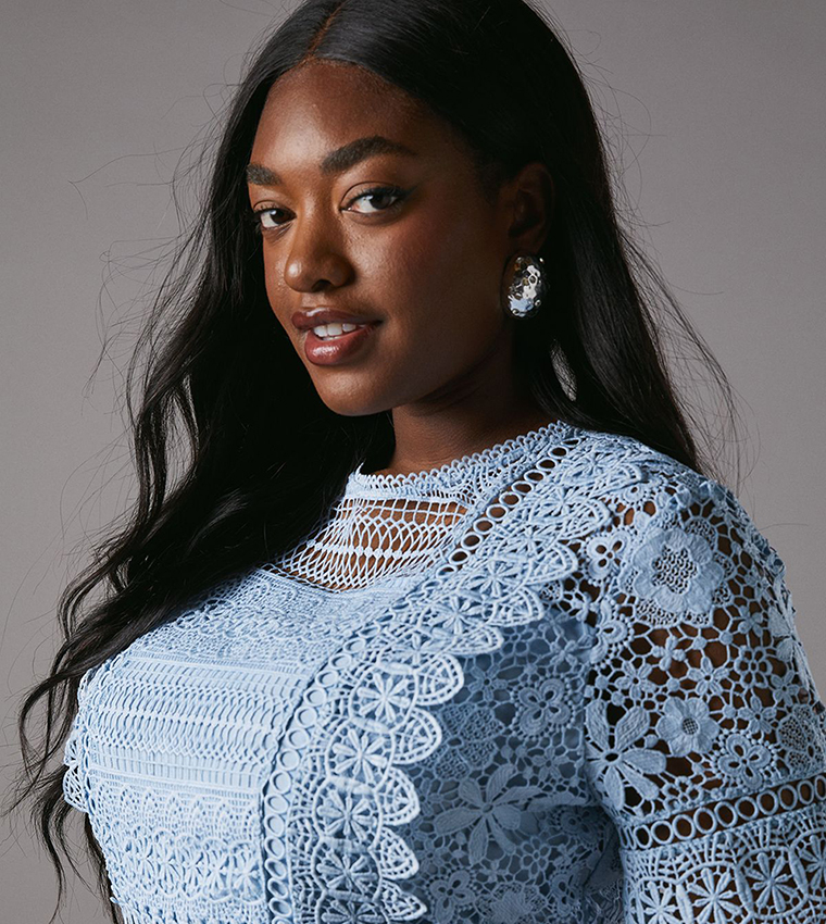 فستان دانتيل ميدي بأكمام قصيرة للمقاسات الكبيرة