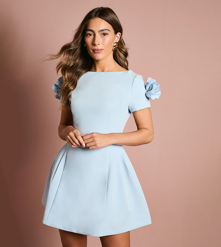 فستان كريب قصير بأكمام قصيرة مزين بزهور ثلاثية الأبعاد