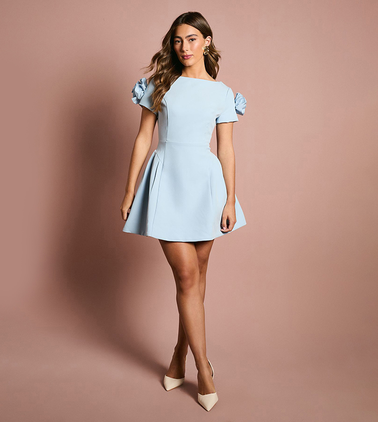 فستان كريب قصير بأكمام قصيرة مزين بزهور ثلاثية الأبعاد