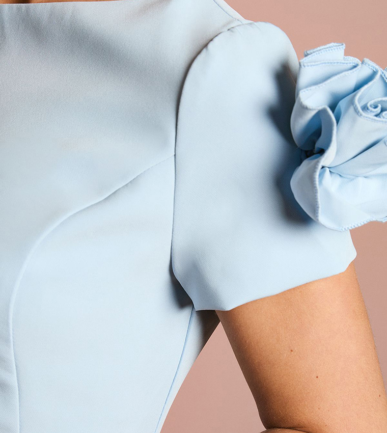 فستان كريب قصير بأكمام قصيرة مزين بزهور ثلاثية الأبعاد