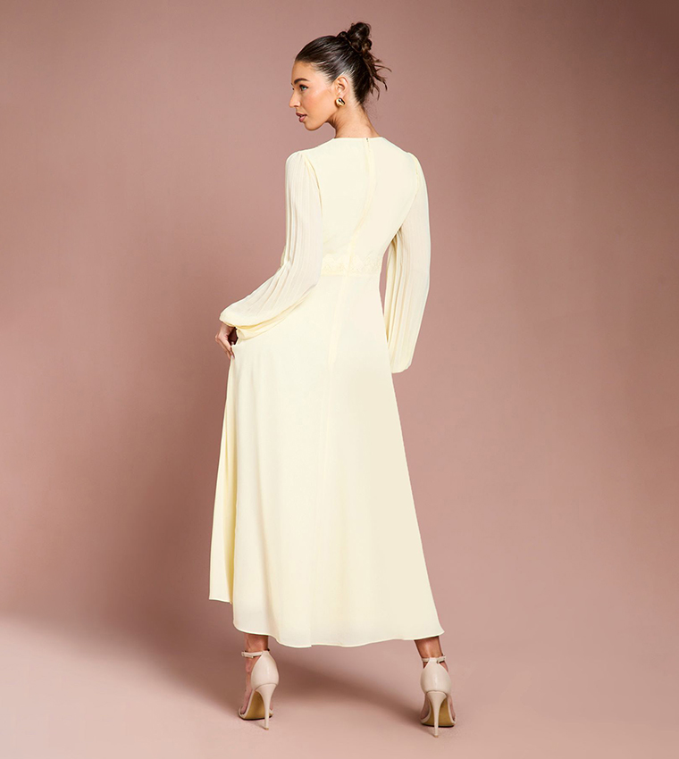 فستان ماكسي بكسرات وحبكة دانتيل