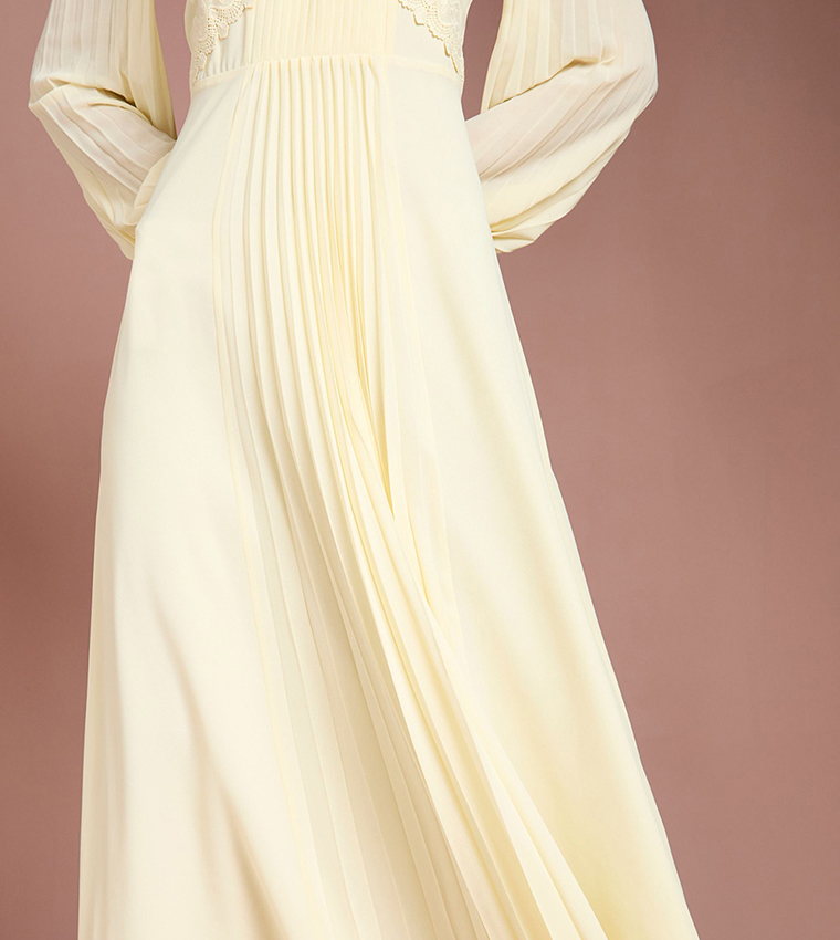 فستان ماكسي بكسرات وحبكة دانتيل