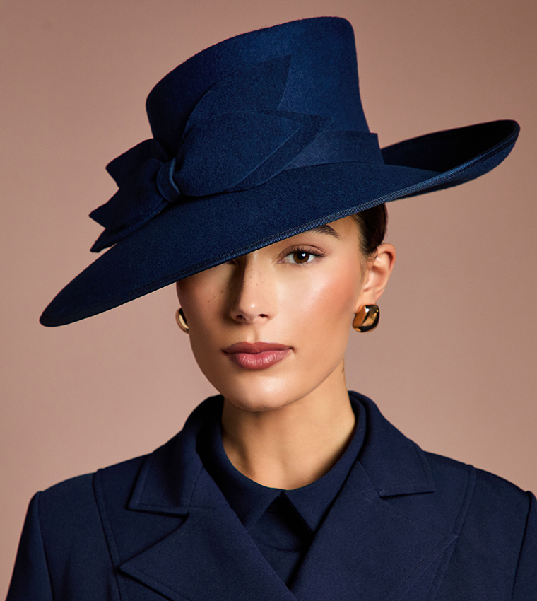 قبعة فيدورا  بفيونكة 