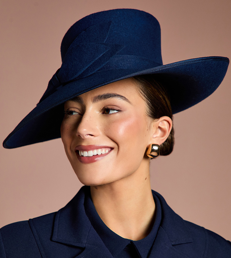 قبعة فيدورا  بفيونكة 