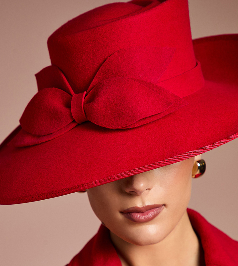 قبعة فيدورا  بفيونكة 