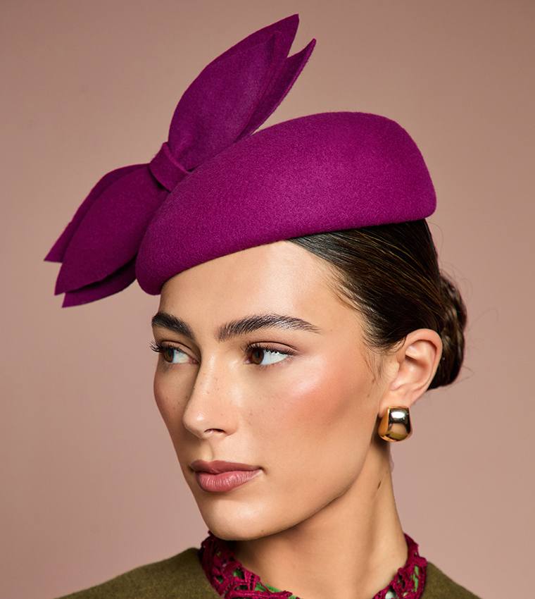 قبعة مزينة  بفيونكة 