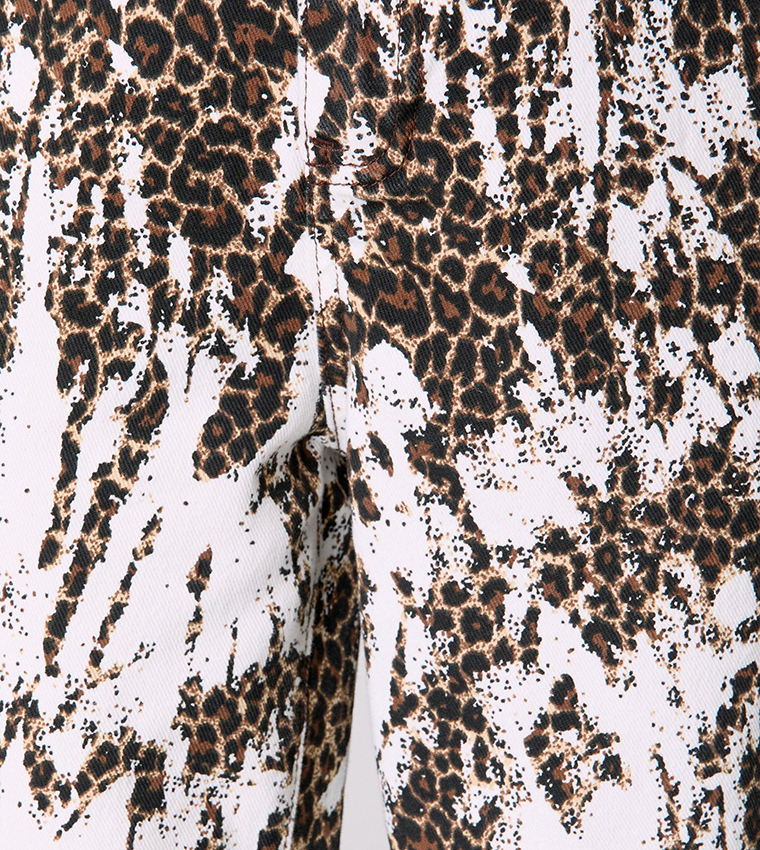 بنطال جينز بنقشة فهد