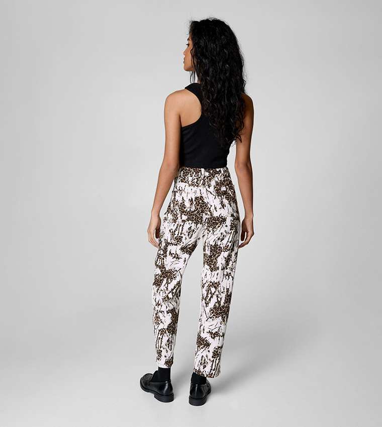 بنطال جينز بنقشة فهد