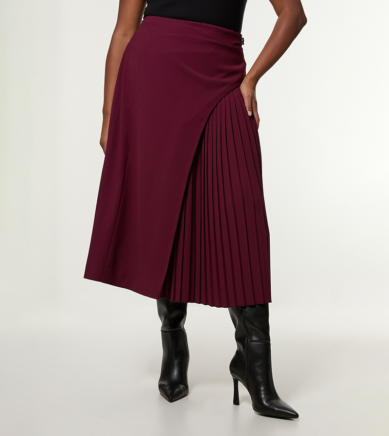 Curve Tailored Buckle Detail Pleated Midi Skirt