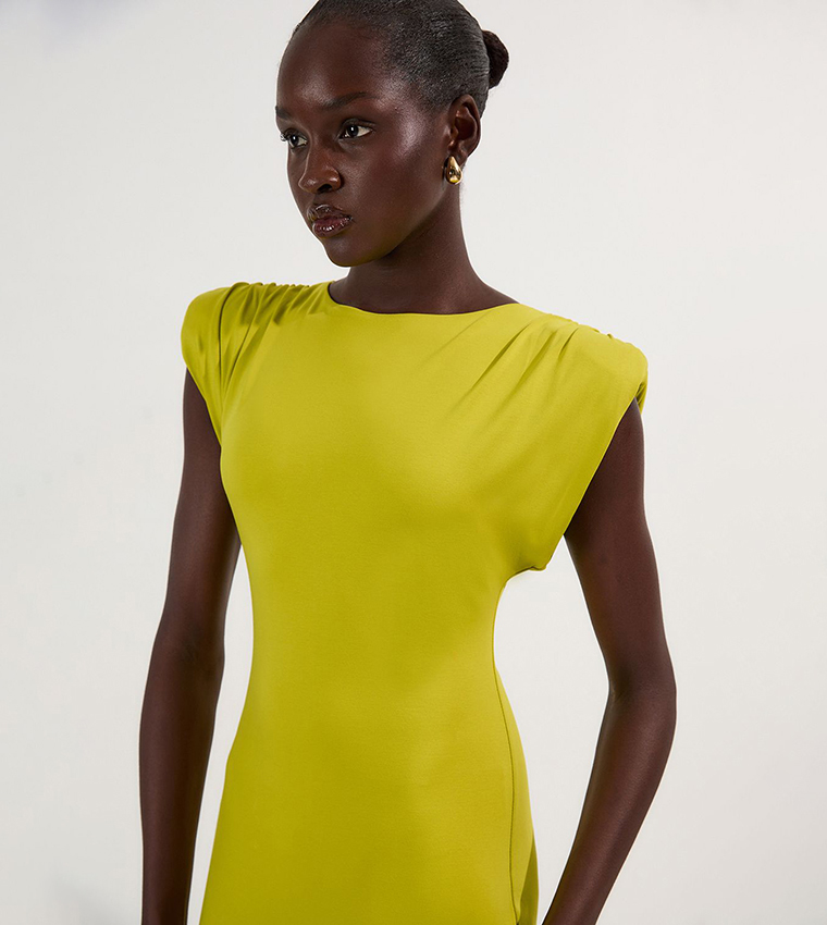 فستان ميدي بياقة مستديرة وأكمام مبطنة 