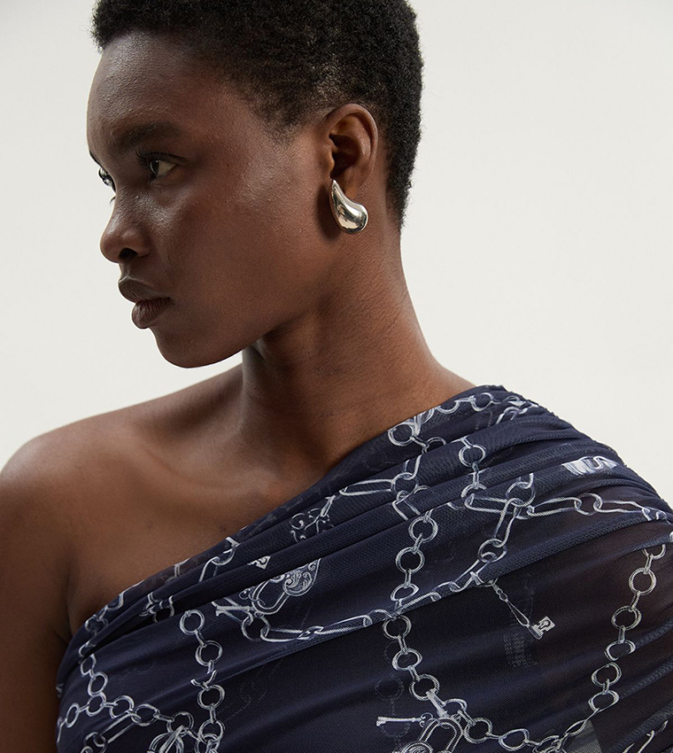 فستان ميدي بكتف واحد بطبعة سلسلة